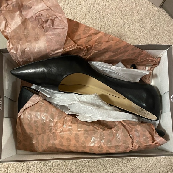 Franco Sarto kitten pump black leather and nude patent leather - Picture 9 of 9
